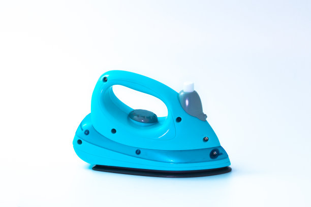 塑料蓝色铁玩具孤立在白色背景图片下载