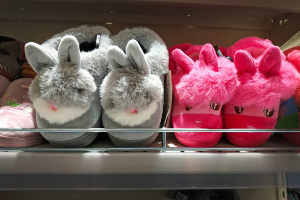 柔软的拖鞋，灰色和粉色的小兔子。图片下载