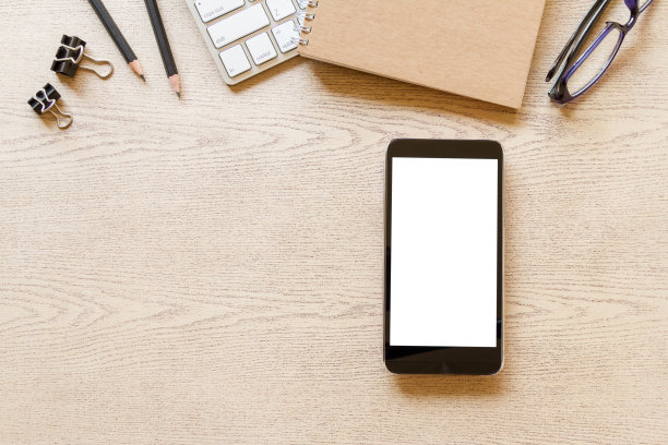 顶视图木质办公桌与电脑，移动电话与空白屏幕，和用品图片下载