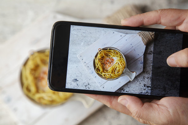 自制烤意大利面配鸡蛋和奶酪图片下载