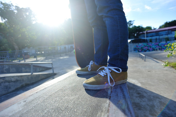 滑板爱好者在滑板公园玩滑板图片下载