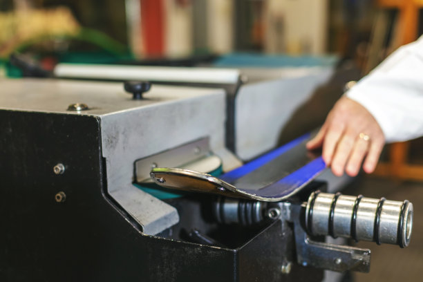 滑雪板租赁和修理车间的边缘斜角刀具生产的各个阶段系列图片下载