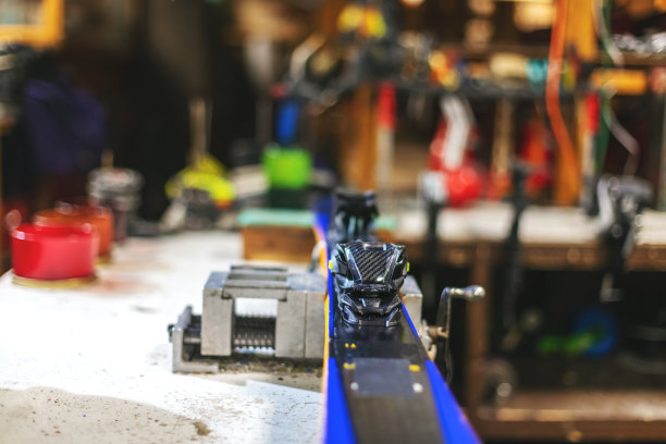 在滑雪板租赁和修理车间检查修理在生产系列的各个阶段图片下载