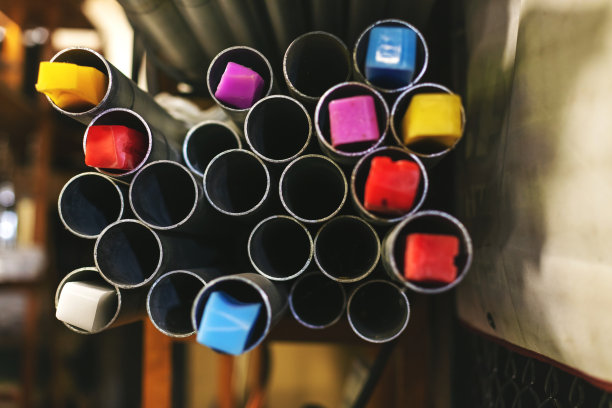 滑雪蜡在滑雪租赁和维修车间的各个阶段的生产系列图片下载