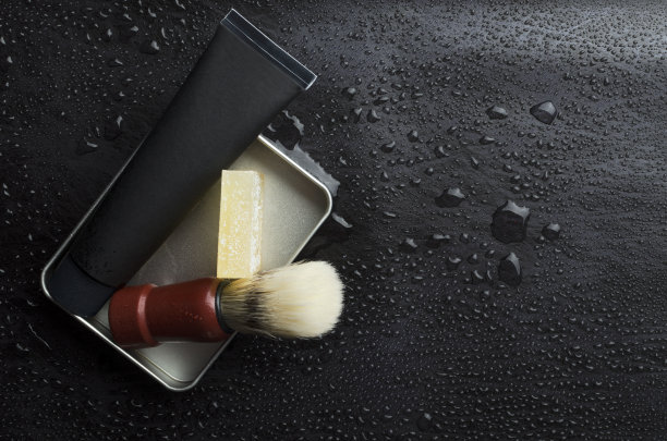 俯视图的工具包男性剃须在黑暗和潮湿的表面。设计空间图片下载