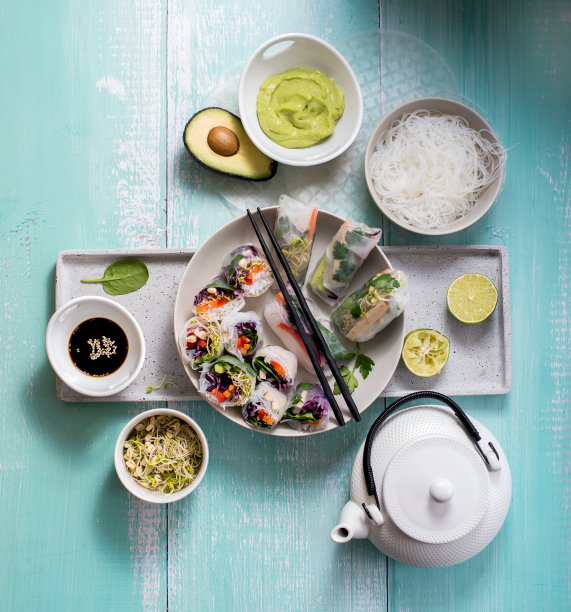 春夏季蔬菜卷，豆腐和牛油果蘸酱，素食，清洁饮食图片下载