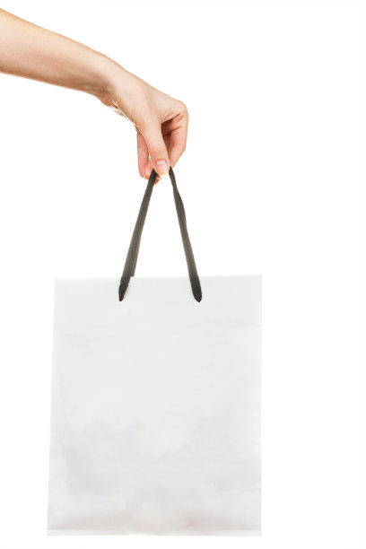 女人手持白色纸袋孤立在白色背景图片下载