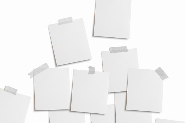 情绪板模板：包含空白照片卡片、撕 पेपर 和正方形框架，用胶带粘在白色背景上，用作图形设计师演示文稿、作品集等的模板图片下载