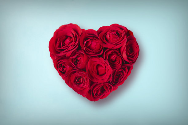 情人节心形心形的花孤立在蓝色的背景。图片下载