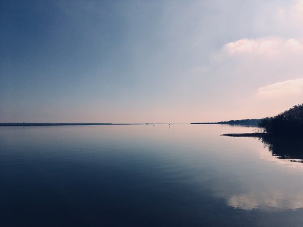 傍晚平静的湖面图片下载