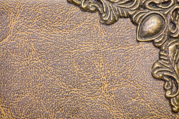 金属角设计在棕色和黄色皮革背景图片下载