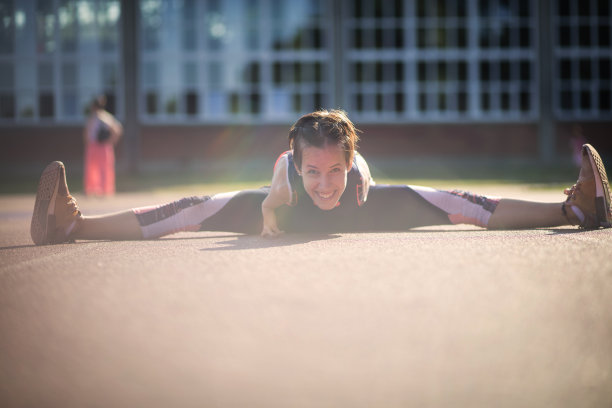 要伸展每一个关节和肌肉。图片下载