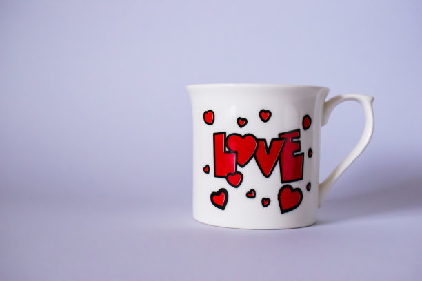 白色背景上的爱咖啡杯图片下载