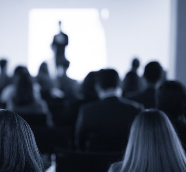 会议照片观众和演讲嘉宾。在论坛期间的小组讨论中，演讲人。公司经理在销售高管培训上进行讨论。投资者表示。图片下载