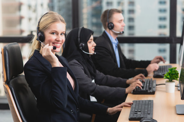 商务女性戴着耳机微笑着看镜头图片下载