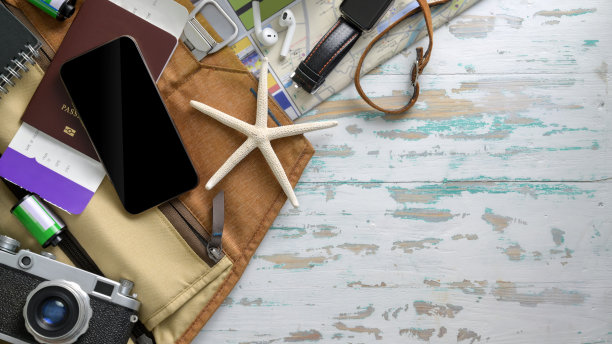 用智能手机、相机、登机牌和其他旅行物品拍摄的旅行者的配件图片下载