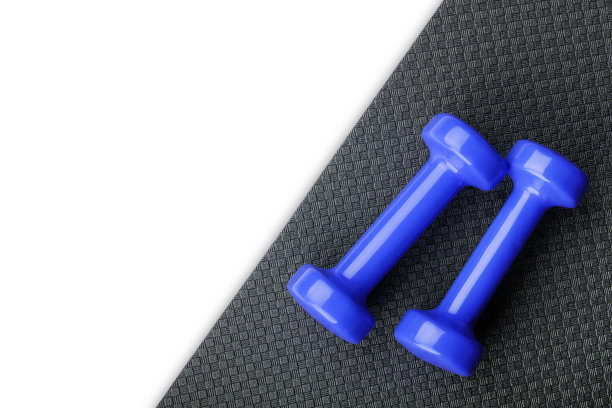 健康的概念。减肥。灰色瑜伽垫和蓝色哑铃孤立在白色背景。复制文本空间图片下载