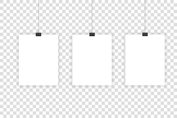 在透明的背景上，三张逼真的纸挂在绳子上。图片下载