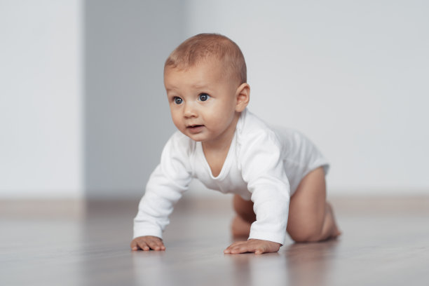 这孩子正试着迈出他的第一步图片下载