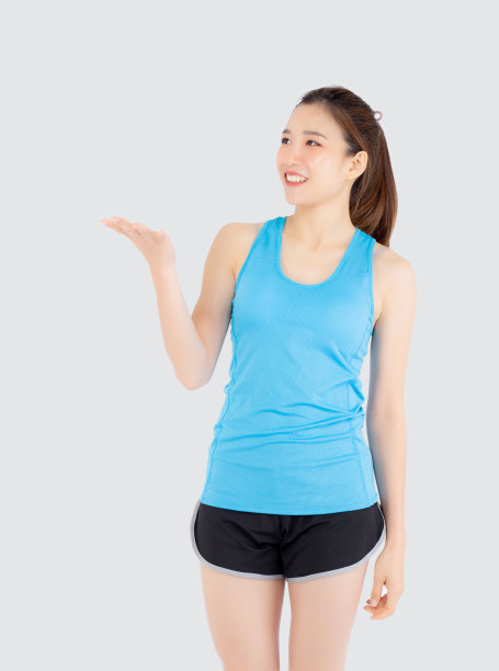 美丽的肖像年轻的亚洲女人在体育满意和抱和扔绿色的苹果孤立在白色的背景，女孩亚洲有形状和健康，运动适合健康的概念。图片下载