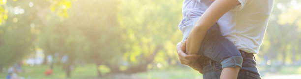 美丽年轻的亚洲母亲抱着小男孩在公园，亚洲女人有儿子和拥抱孩子，妈妈爱和拥抱孩子在夏天，母亲节和家庭概念，横幅网站。图片下载