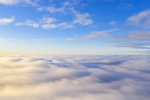 蓝天白云。前视图。从无人机。鸟瞰图。鸟瞰图云图。纹理的云。从以上观点。日出或日落在云上图片下载