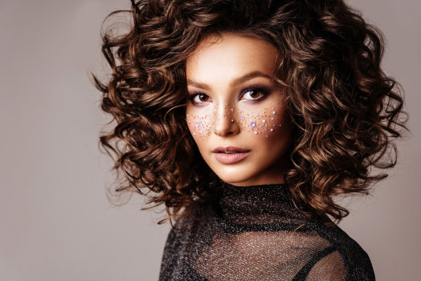 美丽女人的肖像与闪光在她的脸上。图片下载