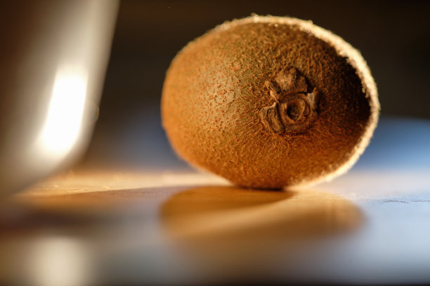 一个猕猴桃的特写图片下载