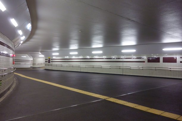 一个安静的地下通道在地下空间图片下载