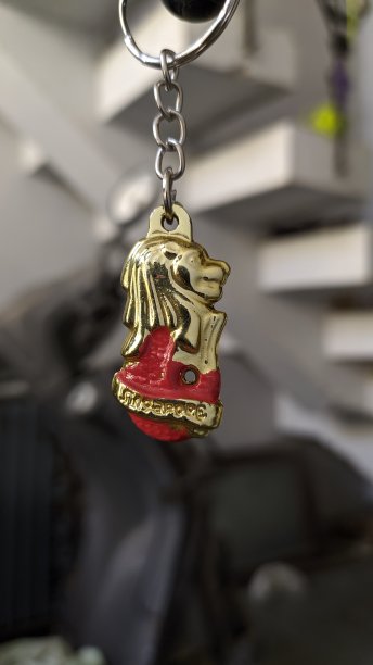 红色和金色的新加坡龙钥匙链图片下载