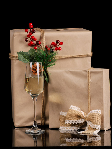 用装饰和香槟玻璃包装的礼品盒图片下载