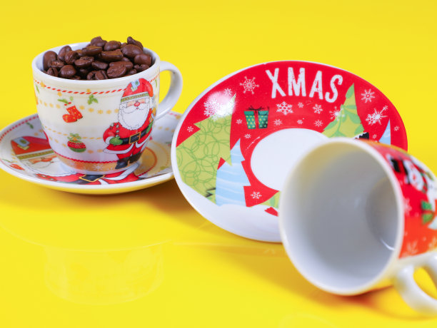 圣诞装饰的咖啡杯里装满咖啡豆图片下载