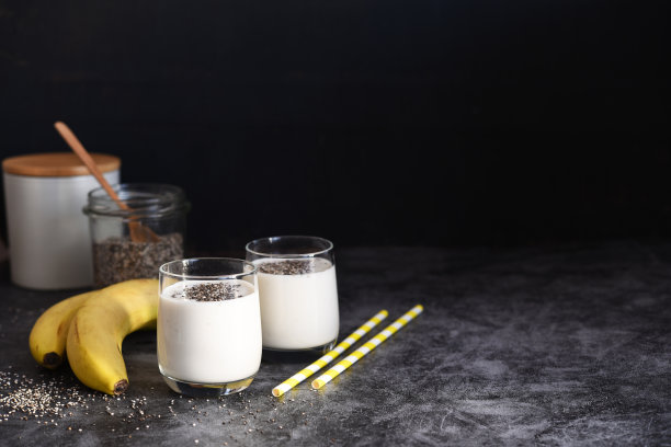 混凝土背景下的酸奶、蜂蜜和香蕉奶昔。图片下载