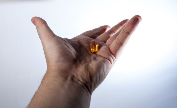 手拿着药图片下载