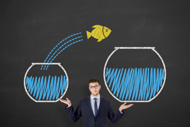 在黑板背景上，金鱼跳出水面图片下载