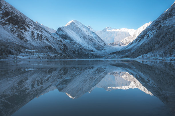 白雪皑皑的山脉倒映在山湖中图片下载