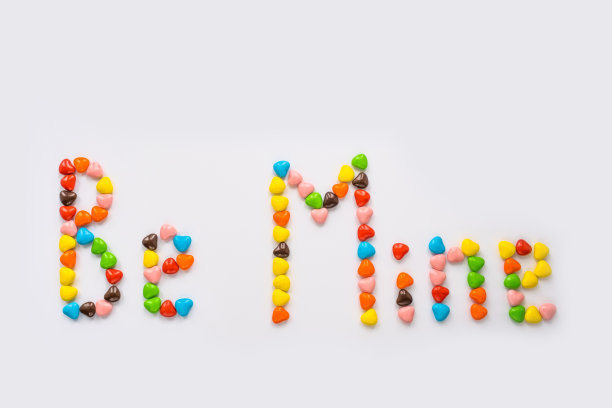 情人节卡片的背景-小的多颜色的糖果心形的装饰作为文字是我的在白色的背景图片下载