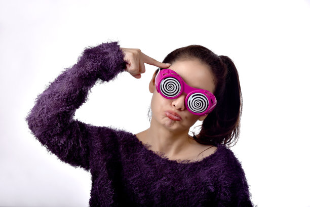 困惑和晕眩的亚洲女人戴着滑稽的眼镜，女孩的面部表情感觉担心凌乱的问题在孤立的白色背景。图片下载