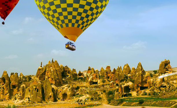 彩色热气球飞过山景。图片下载