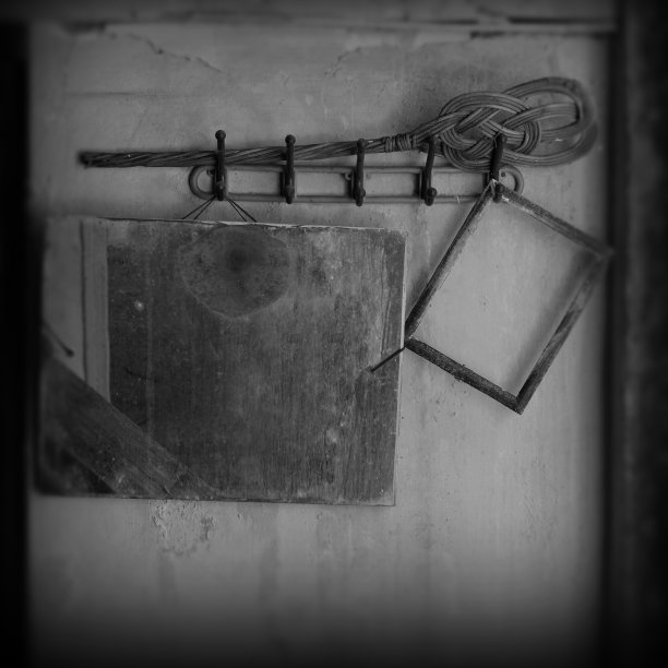 挂着旧镜子的衣架和空的画框图片下载