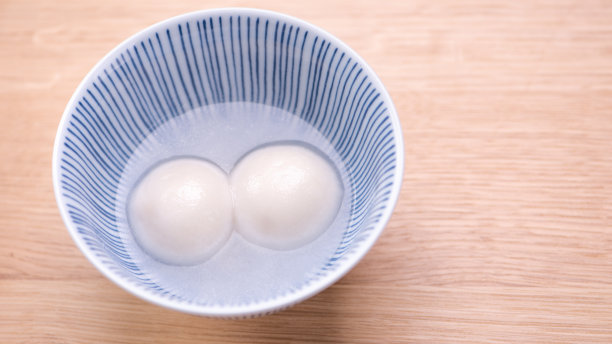 汤圆，汤圆，元宵在一个小碗里。图片下载