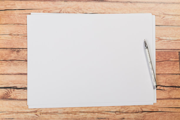 俯视图的现代办公桌办公场所与a4纸。品牌空白模板。照片空白表格。为作品集设计模拟。图片下载