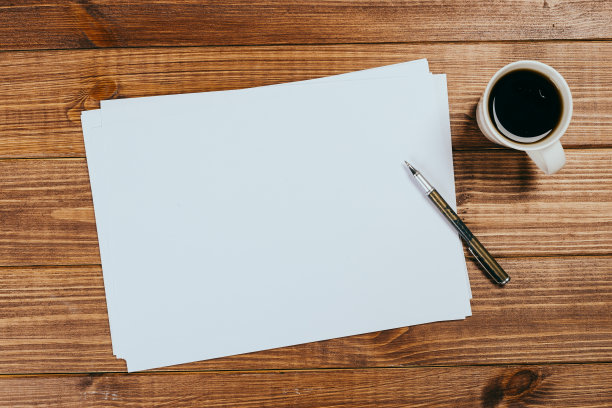 俯视图的现代办公桌办公场所与a4纸。品牌空白模板。照片空白表格。为作品集设计模拟。图片下载