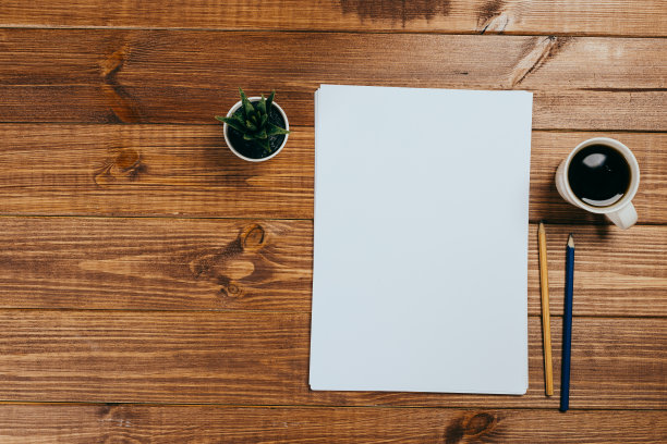 俯视图的现代办公桌办公场所与a4纸。品牌空白模板。照片空白表格。为作品集设计模拟。图片下载