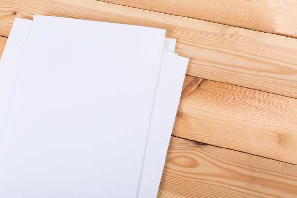 俯视图的现代办公桌办公场所与a4纸。品牌空白模板。照片空白表格。为作品集设计模拟。图片下载
