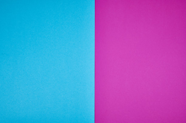 蓝色和洋红色的纸张放在一起作为背景照片与复制空间图片下载