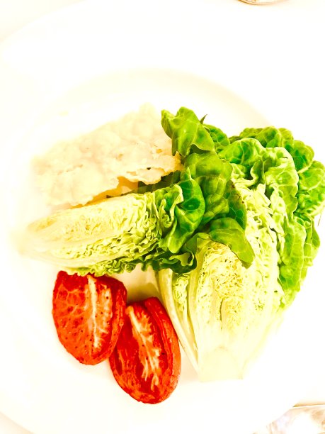 新鲜的田园沙拉配樱桃番茄图片下载