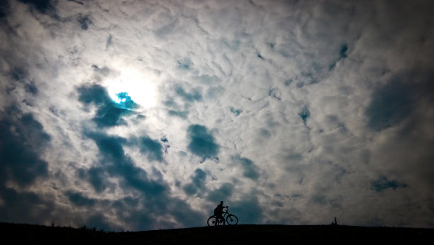 独自骑自行车的男孩图片下载