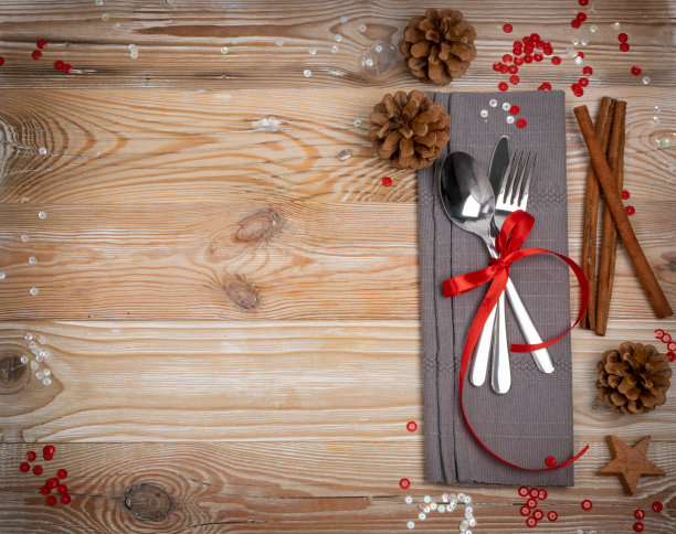 圣诞餐桌餐具和冬季香料图片下载