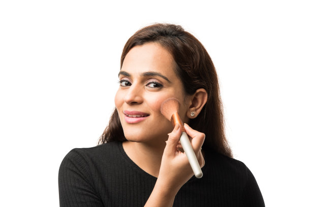 印度年轻女子/女孩在化妆，孤立地站在白色背景上图片下载